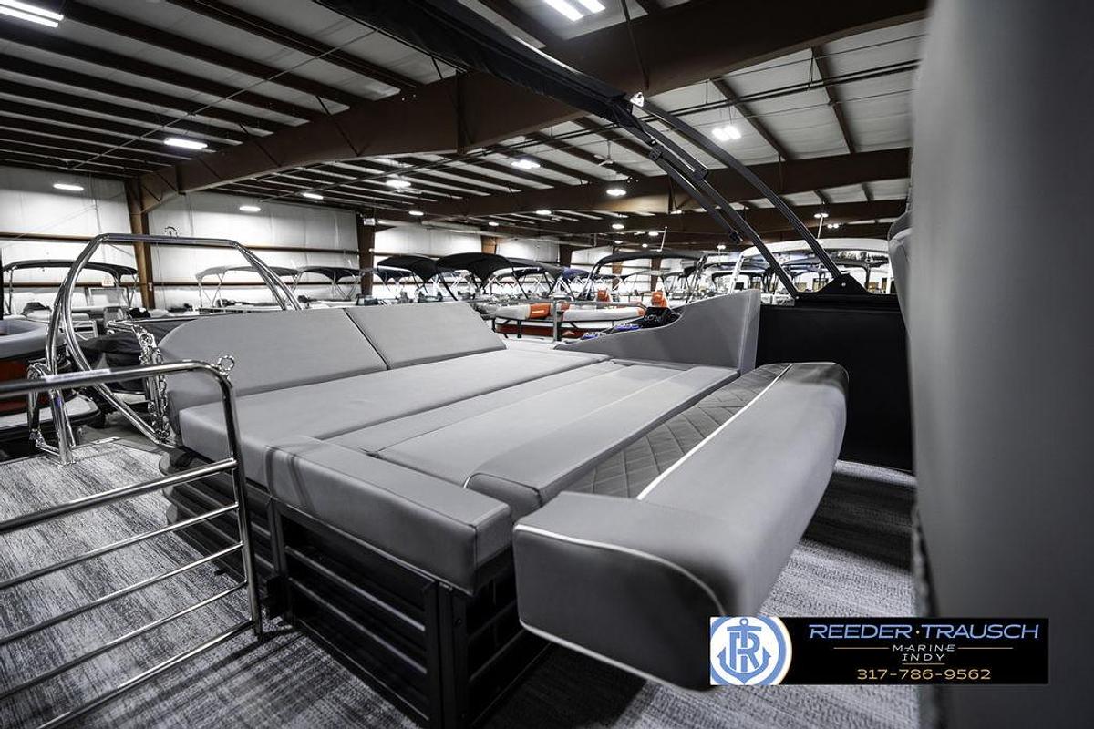 2025 Bennington 23 LTSB