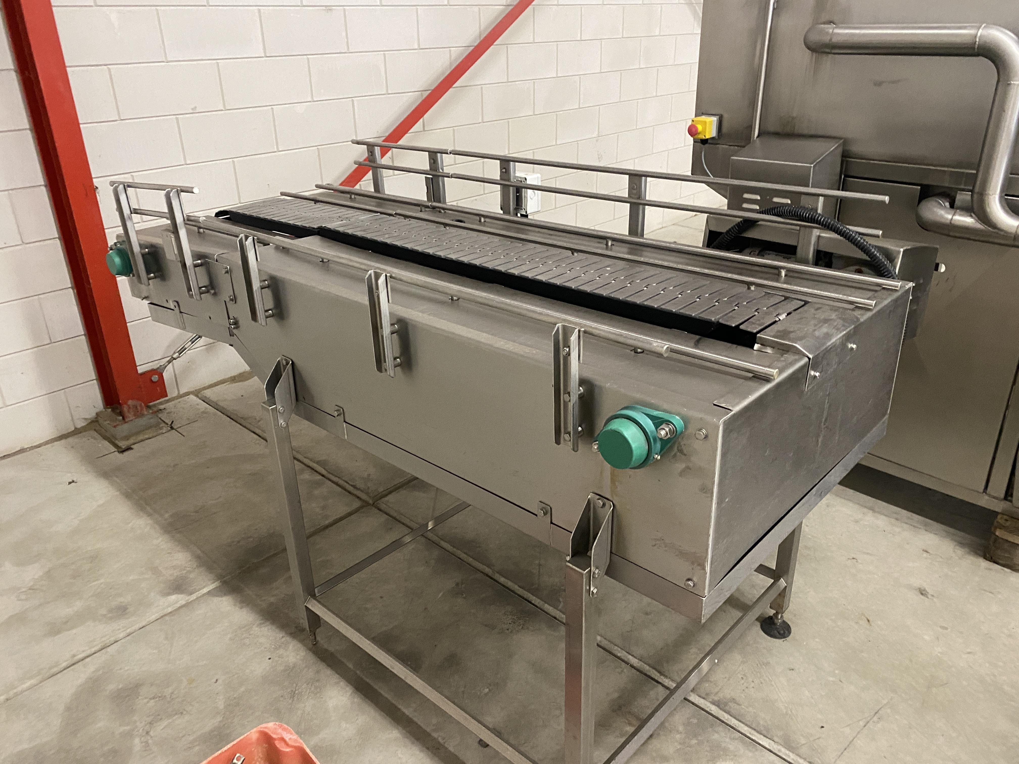 Used Unitech crate washer Single track washer with exit conveyor