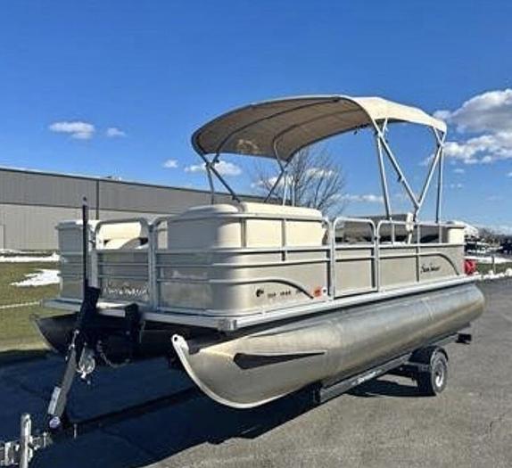 Used 2020 18' Sun Chaiser 40hp Merc