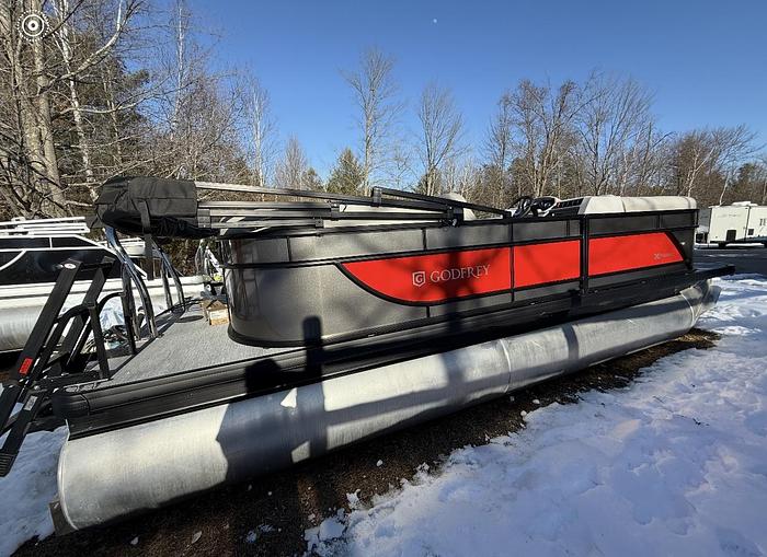 Used 2025 22' Sweetwater Co-Captain 90hp Yamaha