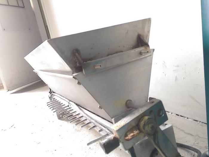 Used 22″ Wide Flour Duster