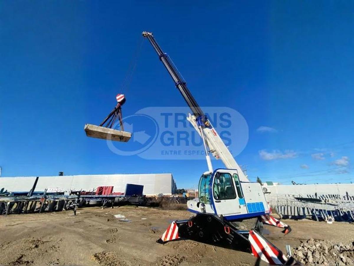 Usado Grúa con brazo giratorio sobre orugas 12.000 kg