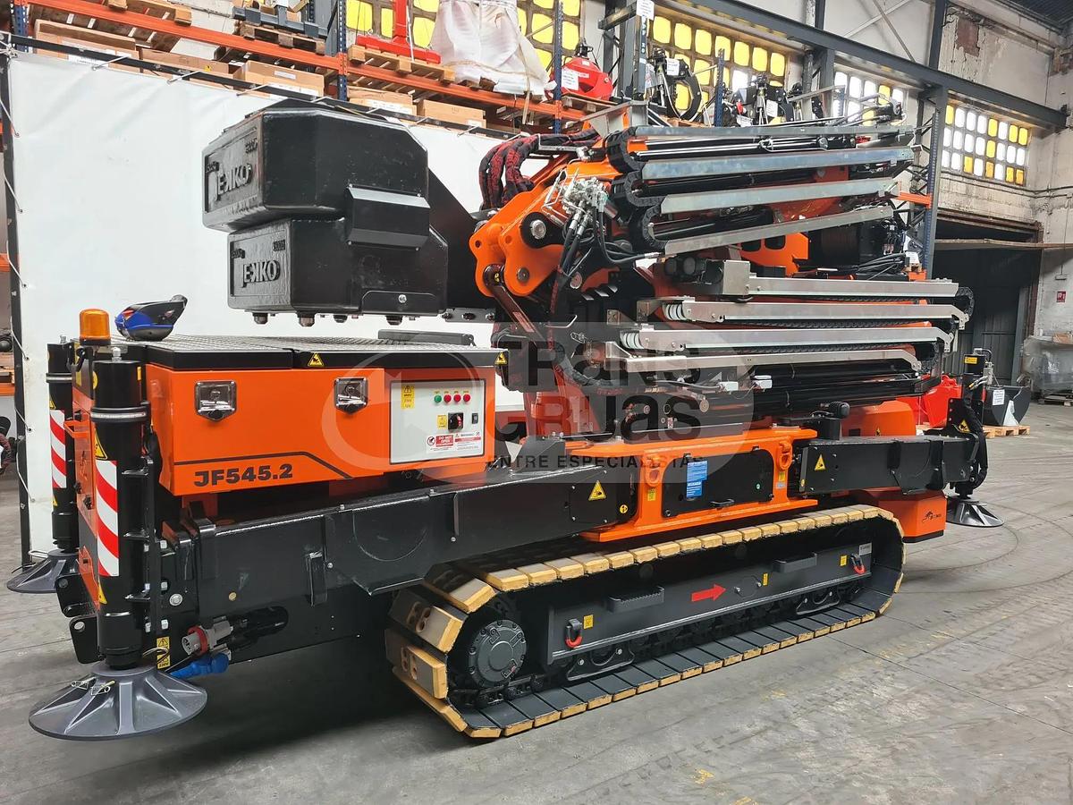 Grúa articulada sobre orugas JF545.2 CDH-3