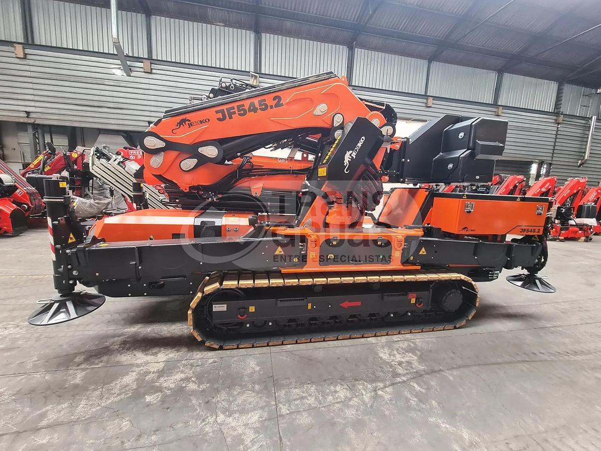 Grúa articulada sobre orugas JF545.2 CDH-3