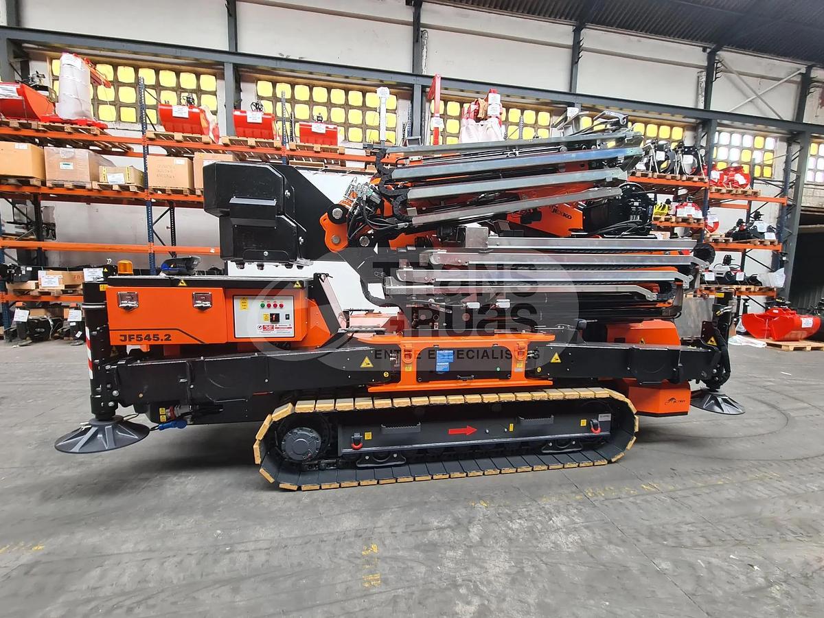 Grúa articulada sobre orugas JF545.2 CDH-3