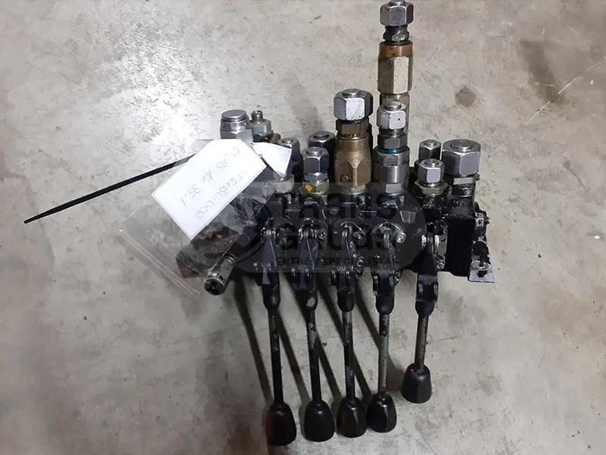 Usado Recambios grúa HMF ATLAS 85.1