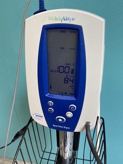 Used Welch Allyn Spot Vital Signs Monitor auf Trolley + Fingersensor, Temperatur Sensor, SpO2