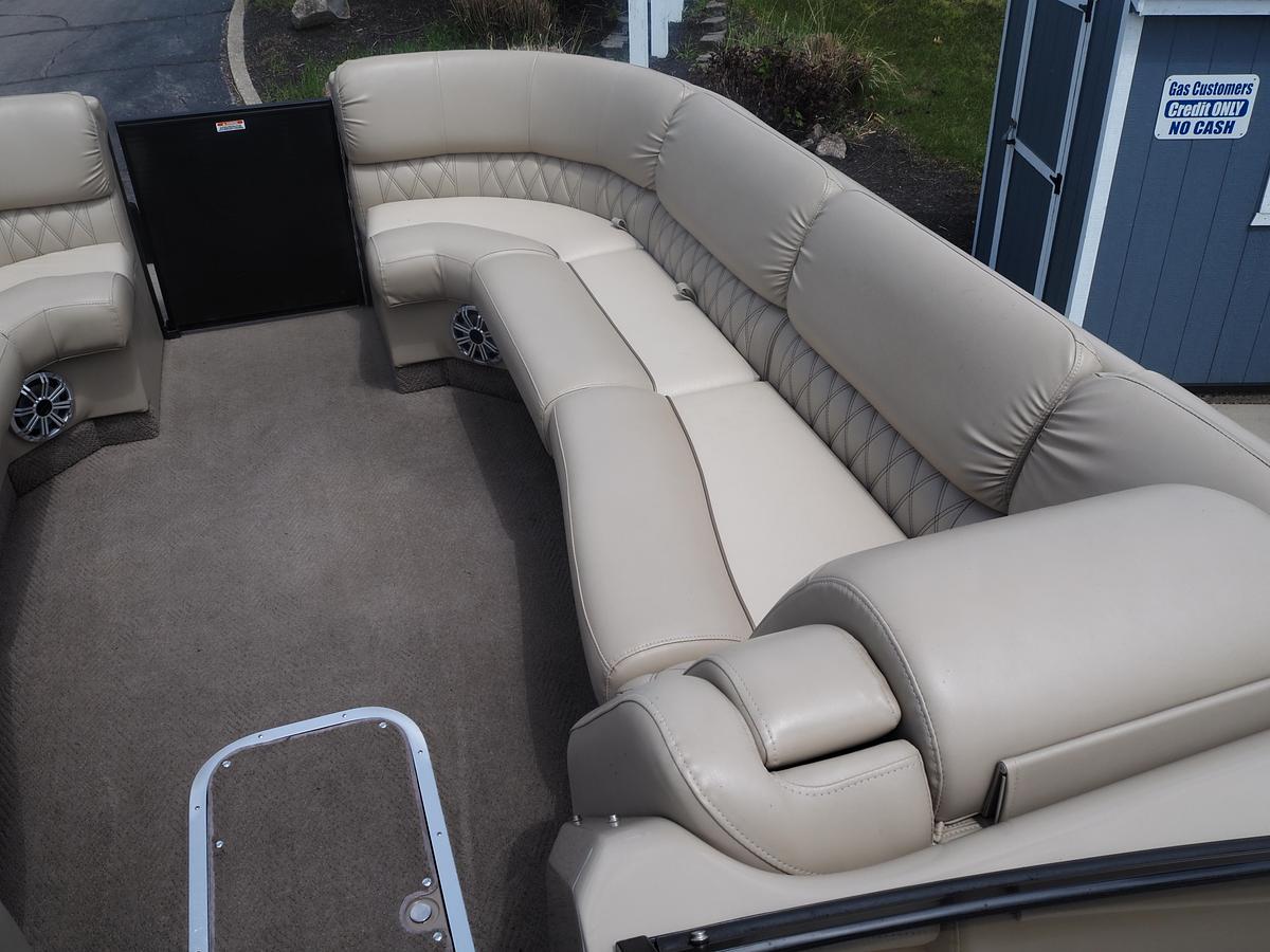 Used 2015 Bennington 2572 RCW