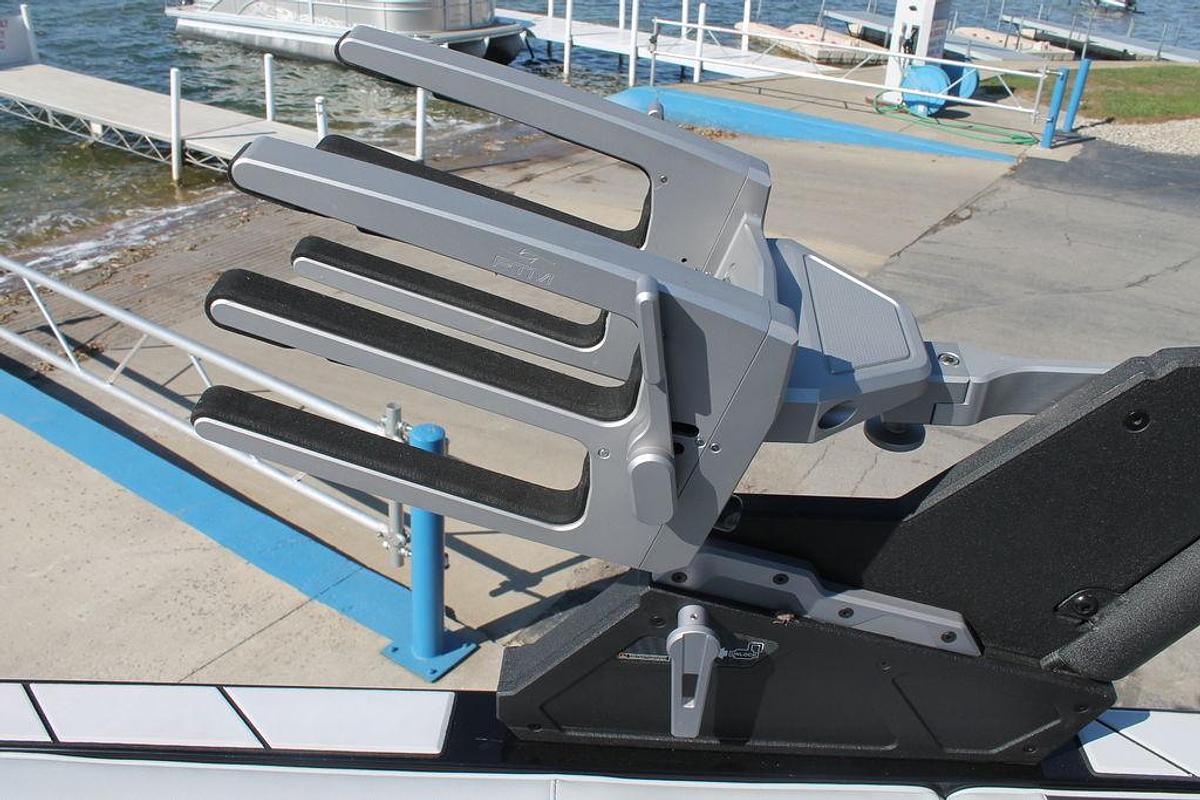 Used 2023 Malibu Boats 22 LSV