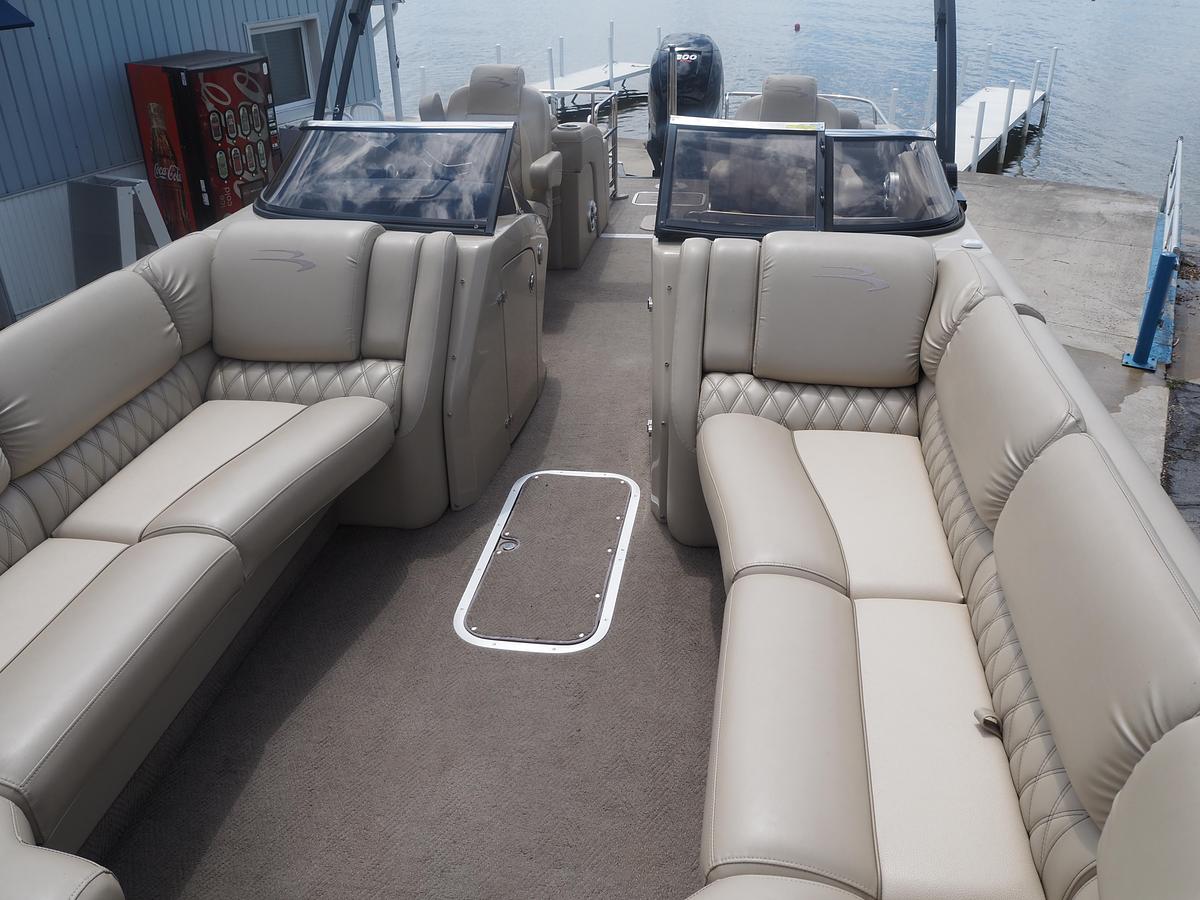 Used 2015 Bennington 2572 RCW