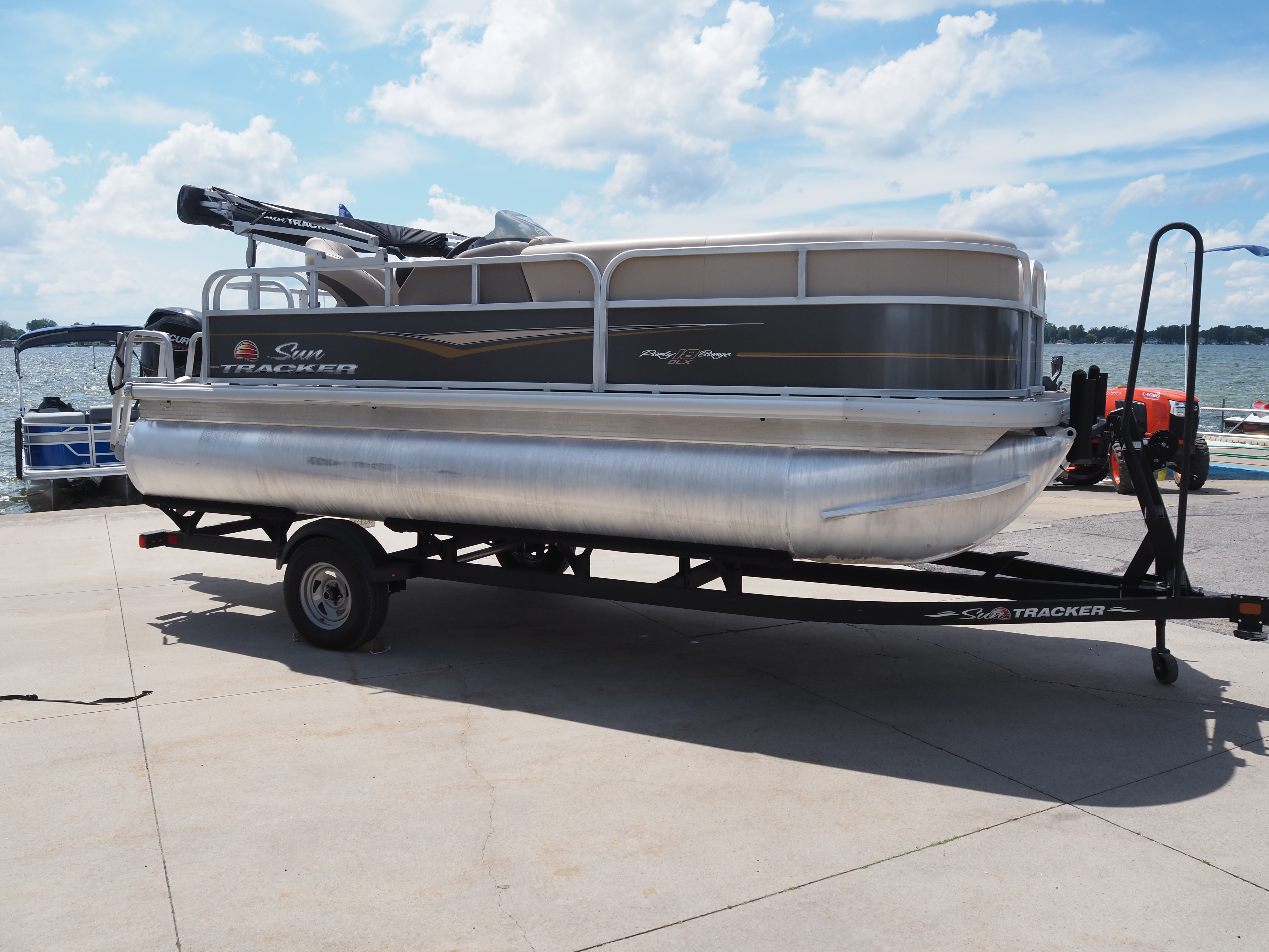 Used TRACKER 18DLX AND SINGLE TRAILER