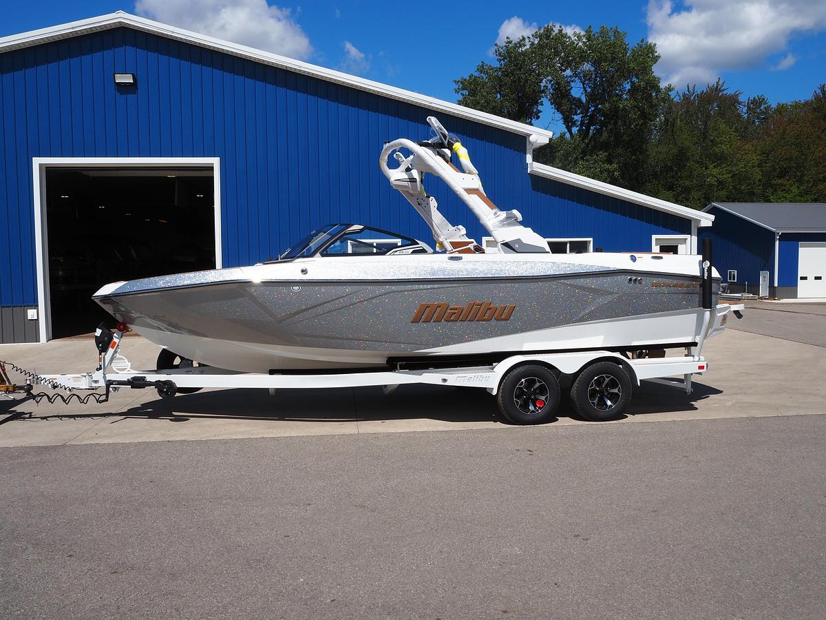 2027 MALIBU 23 LSV
