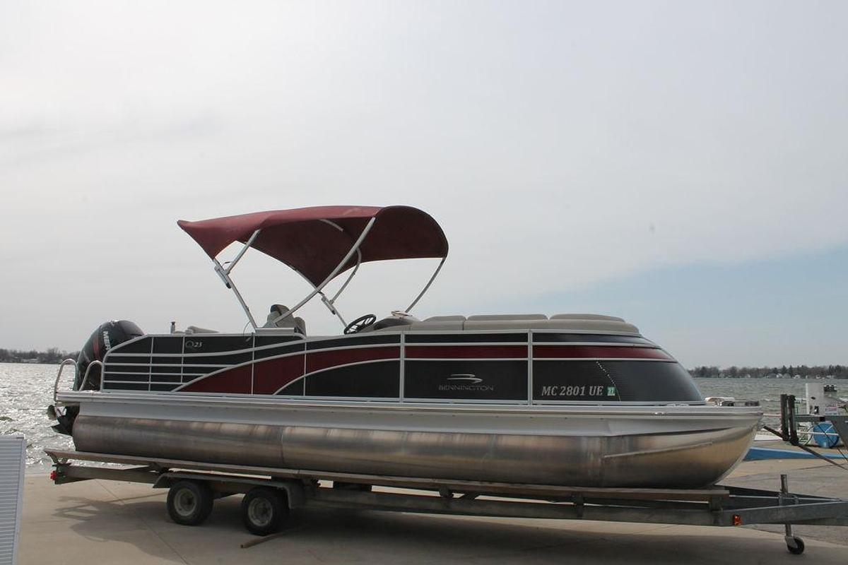 Used 2018 Bennington 23QCL