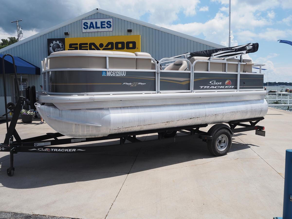 Used TRACKER 18DLX AND SINGLE TRAILER