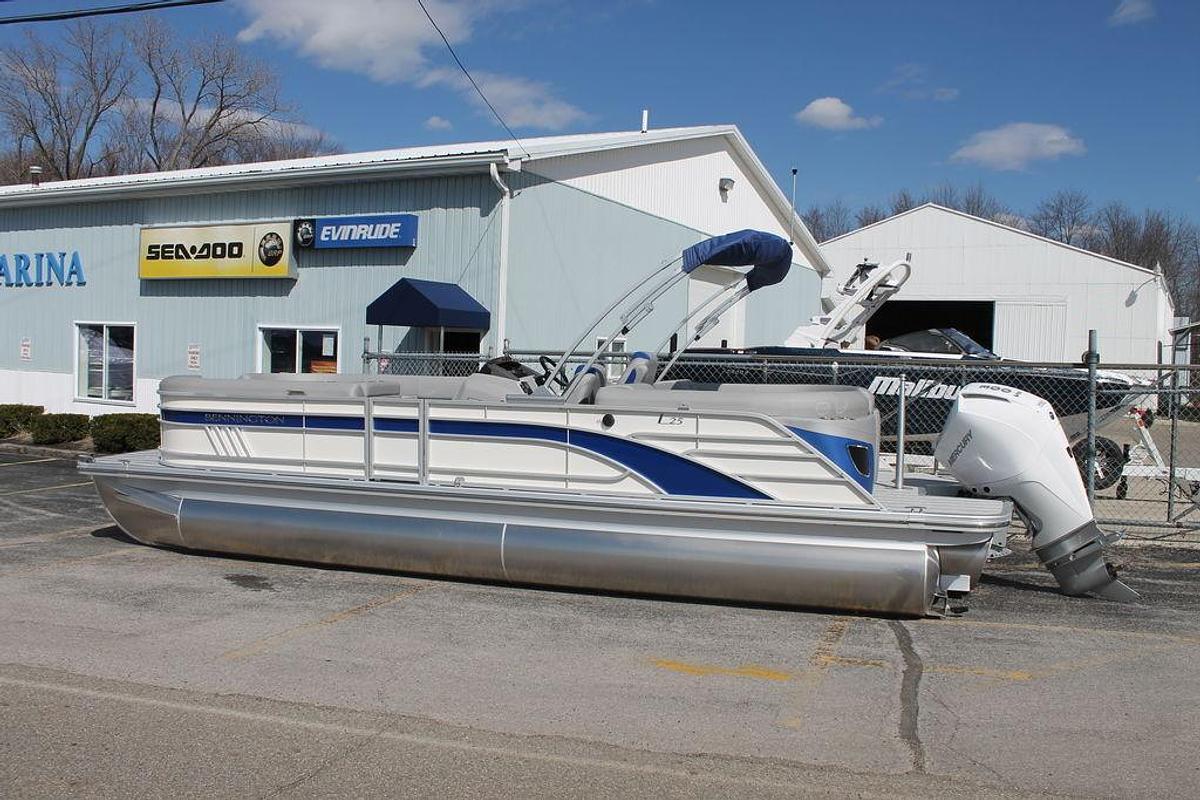 2025 Bennington L Quad Bench 25 LFB