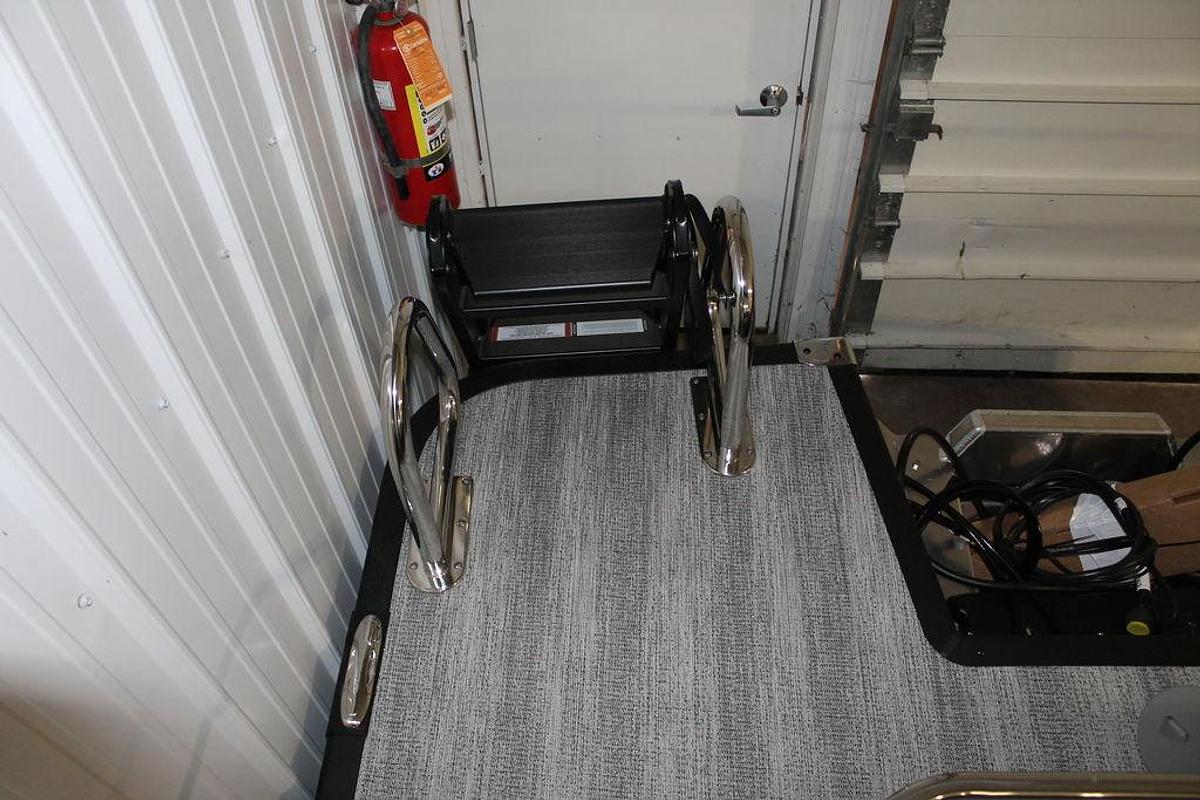 2025 Bennington SX Swingback 24 SXSB