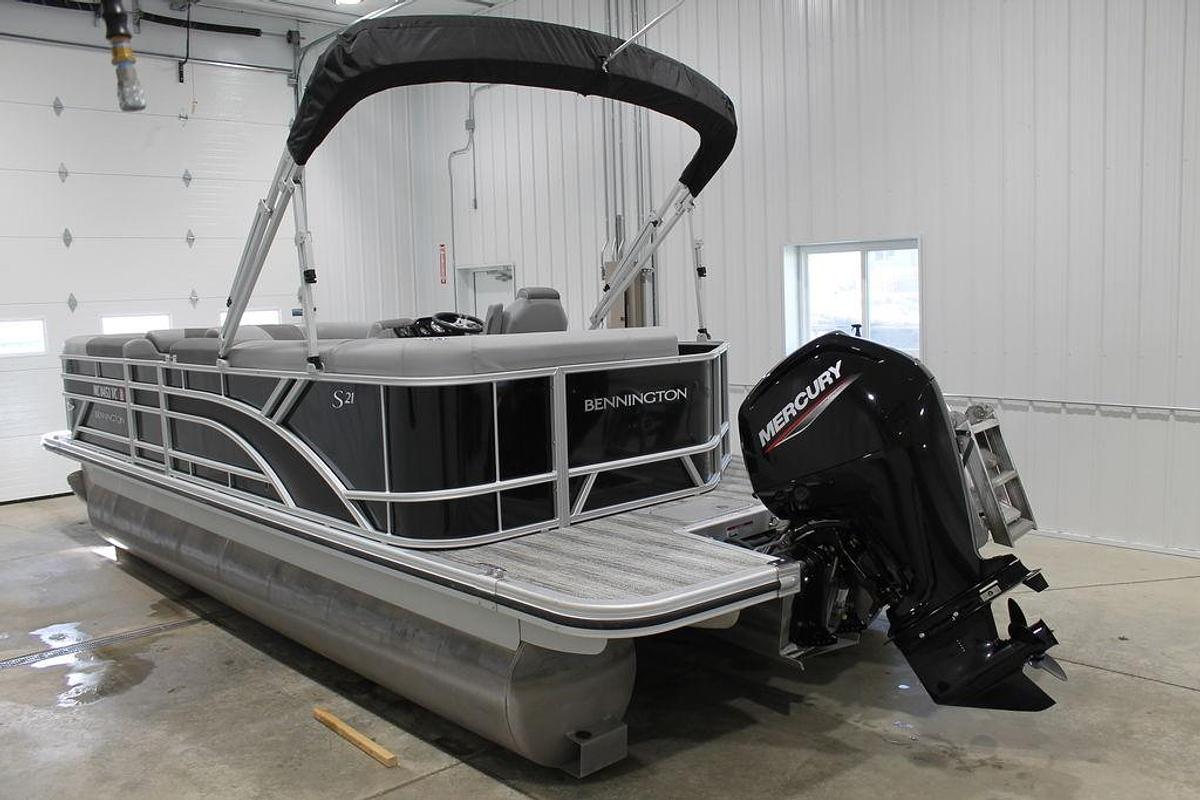 Used 2025 Bennington S L-Bench 21 SL