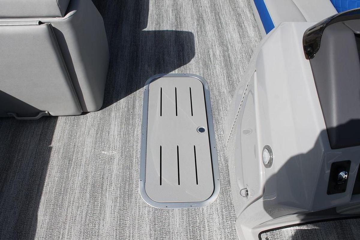 2025 Bennington L Quad Bench 25 LFB