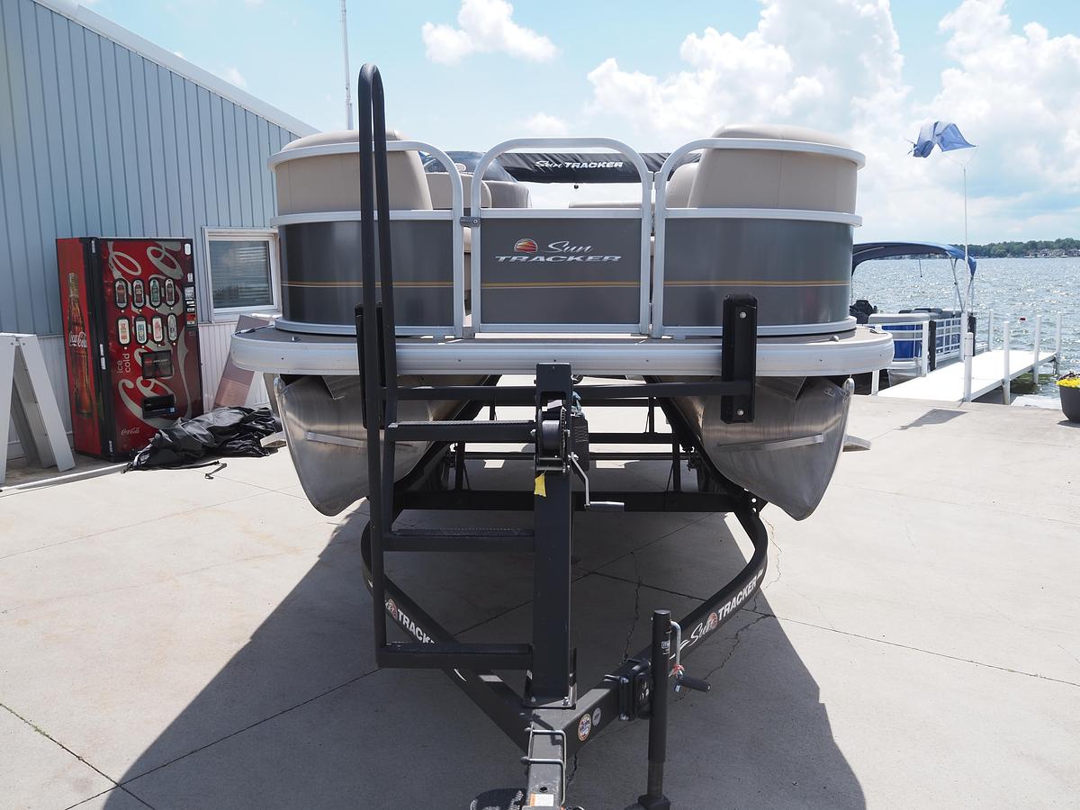 Used TRACKER 18DLX AND SINGLE TRAILER