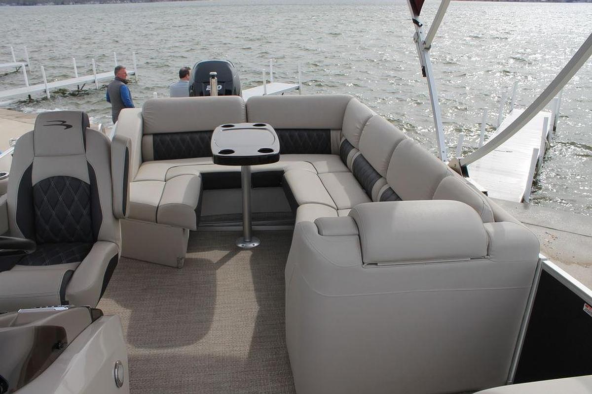 Used 2018 Bennington 23QCL