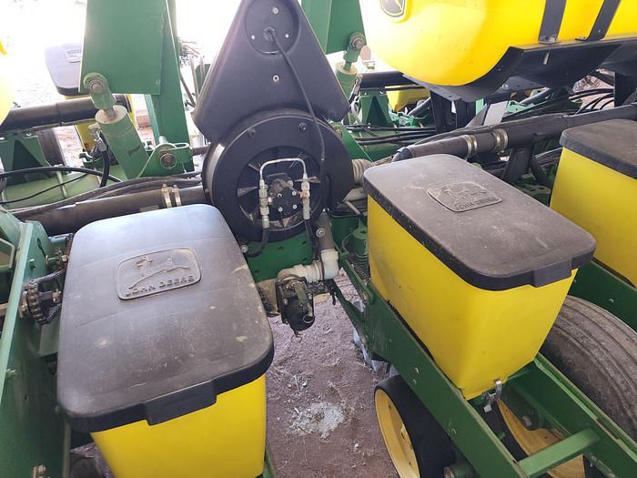 Used 12R30 John Deere 1760 MaxEmerge 2 Corn Planter