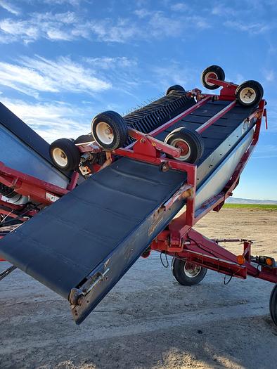 Used Oxbo 1416 Hay Merger