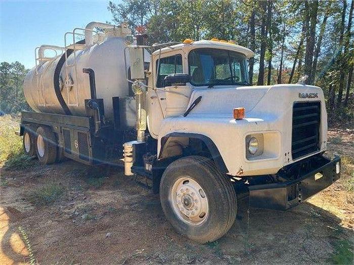 Used 2003 MACK RD688S