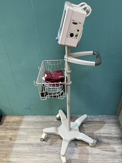 Gebraucht Datascope Trio Patientenmonitor auf Trolley mit Blutdruckmanschette und SpO2 Fingersensor