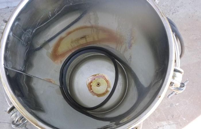 Used Tank, 15 Gallon, S/st, 110 PSI, 14" X 26.5", Binks, B #C744051