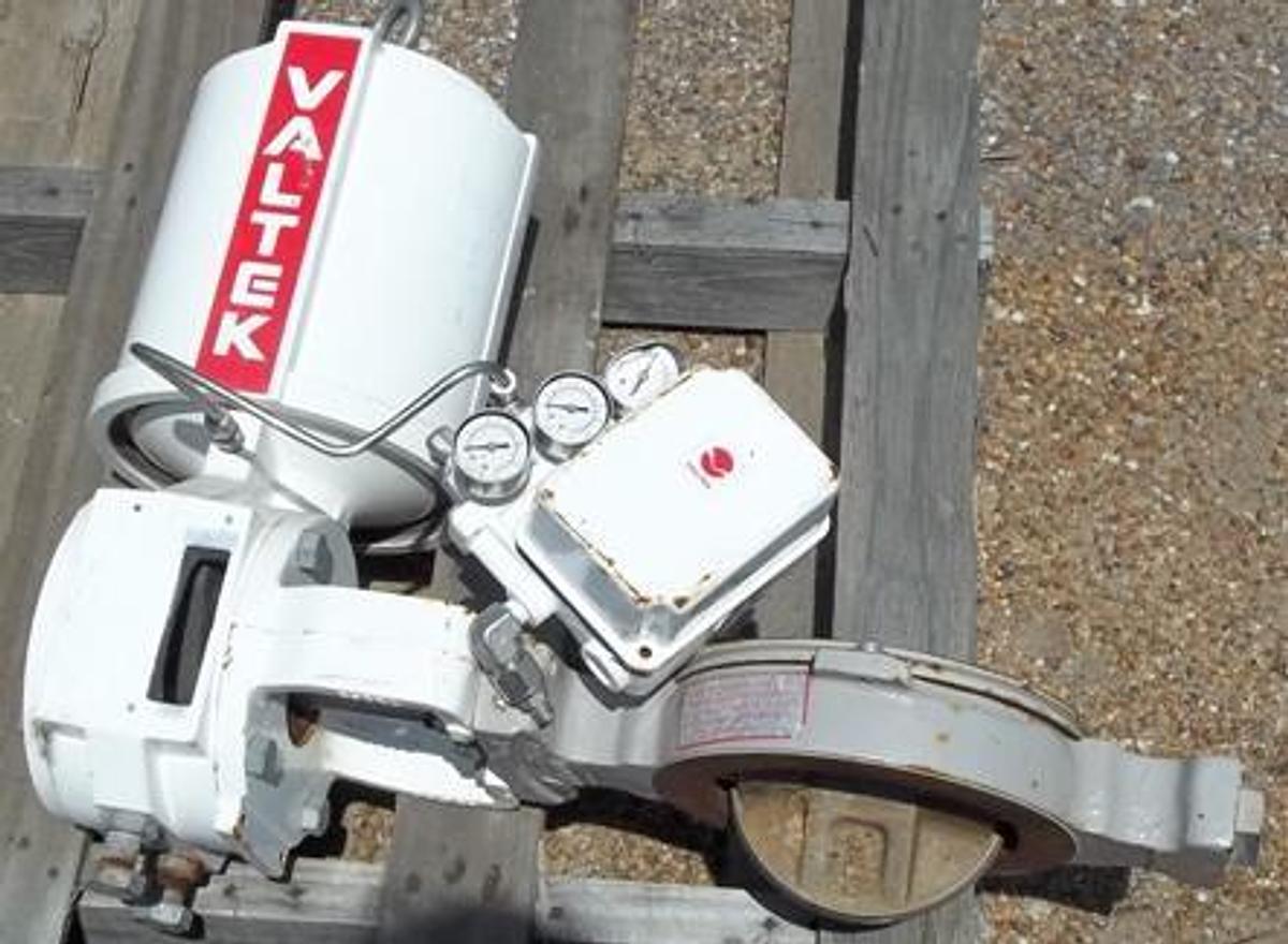 Used VALTEK BUTTERFLY VALVE WITH AIR ACTUATOR WITH CONTROLLER VAL DISK-SIZE/CV-6/840 BODY CLASS-150 DISC/SHAFT CL-150 AIR TO-CLOSE SIGNAL-3-15 P.O.-WH4263038 BODY-WCB DISK: CF8M STAINLESS STEEL.
