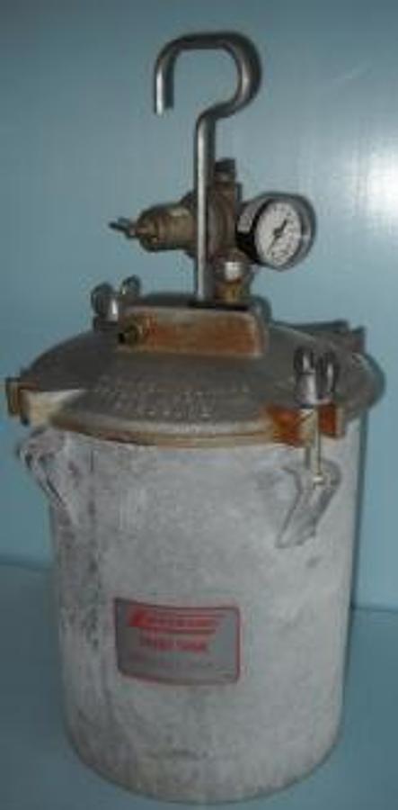 Used QTY. 1. SPEEDAIRE PAINT TANK MODEL 2Z367B 3 GAL CAP. WITH 0-60 GAUGE
