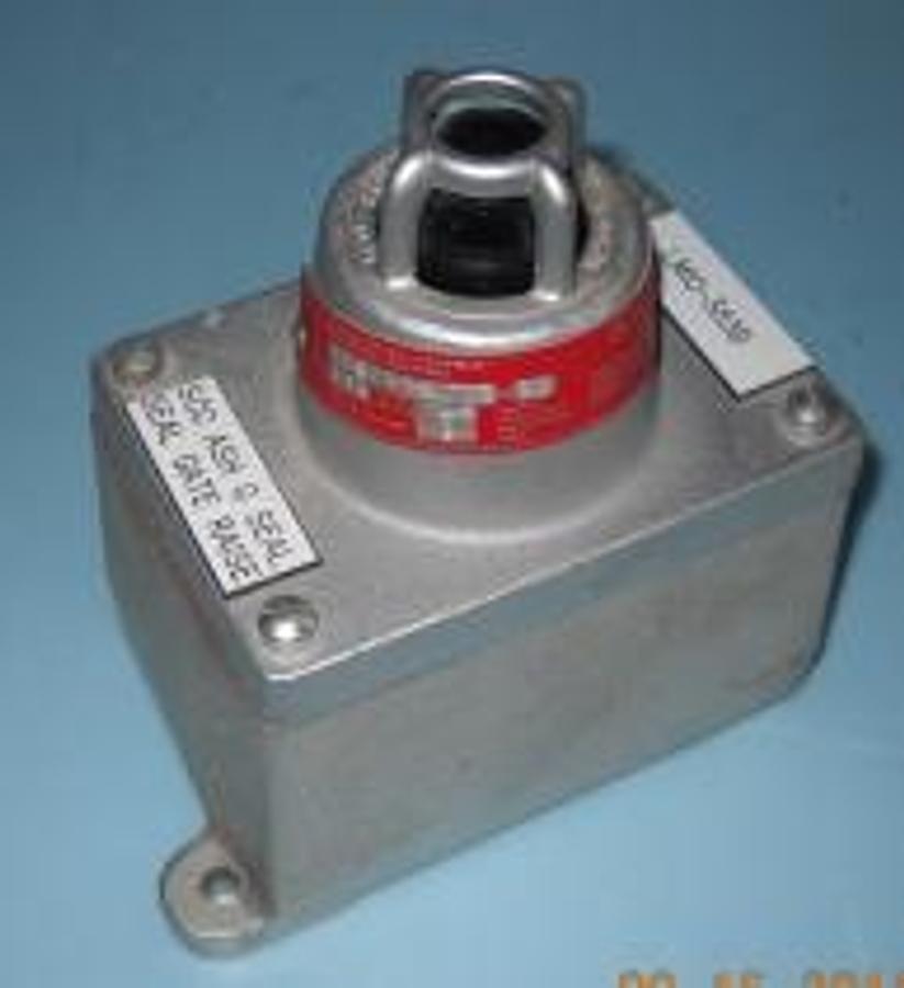 Used QTY. 1. CROUSE-HINDS PUSH BUTTON STATION 11238-B SIZE ¾" CAT# EFS2524 J3 M83 MAX VOLTS 125 TOTAL WATTS 6 WATTS PER LAMP 6