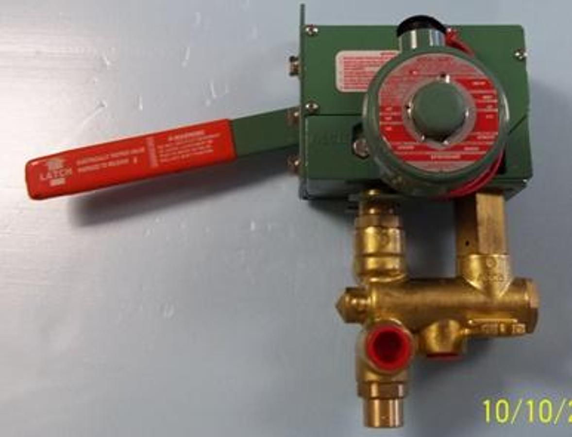 Used QTY. 1. ASCO VALVE CAT# EF8310046R VOLTS/HZ: 120/60 DATE: 0809 WATTS: 20 PIPE ½ SOL. CAT # EF80173 REBUILD KIT# 304230 AIR INLET GAS 125 WATER: 125 2T.OIL W/ LATCHED SWITCH NEW.