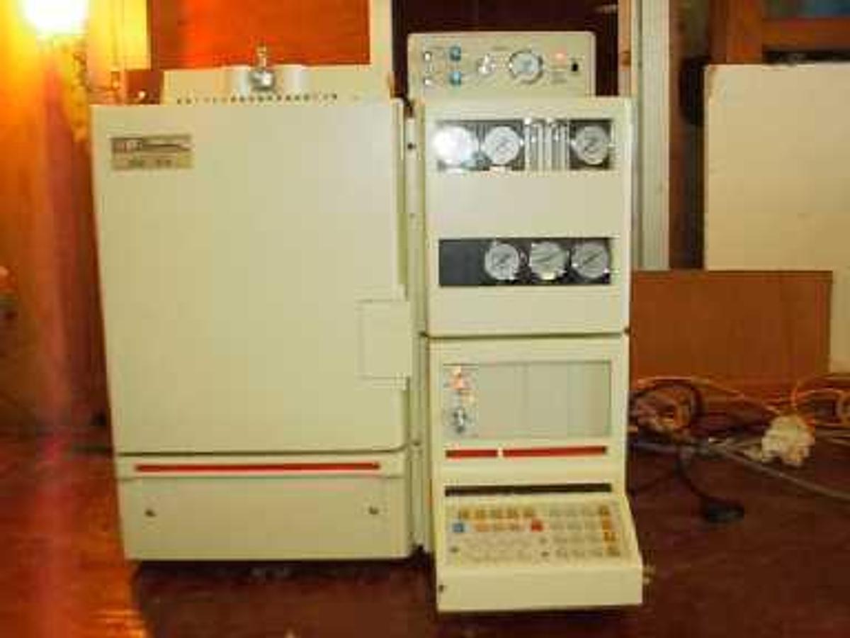Used SHIMADZU GAS CHROMATOGRAPH GC-9A