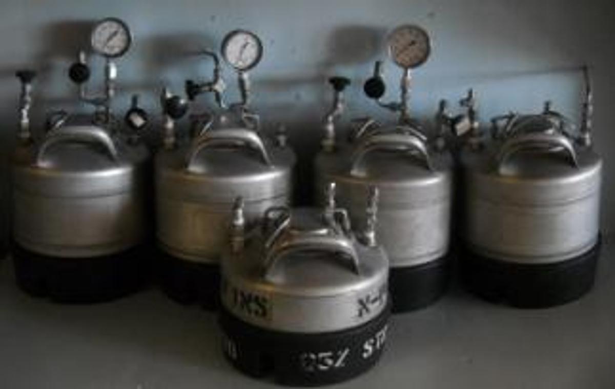 Used QTY. 5. ALLOY PRODUCTS CORP. APC CONTAINER CONSISTING OF: QTY. 1. ALLOY PRODUCTS CORP. APC CONTAINER 140 PSI MAX WP 100Â°F DIV. 1 MIN TEMP- 20Â°F 140 PSI WT 304