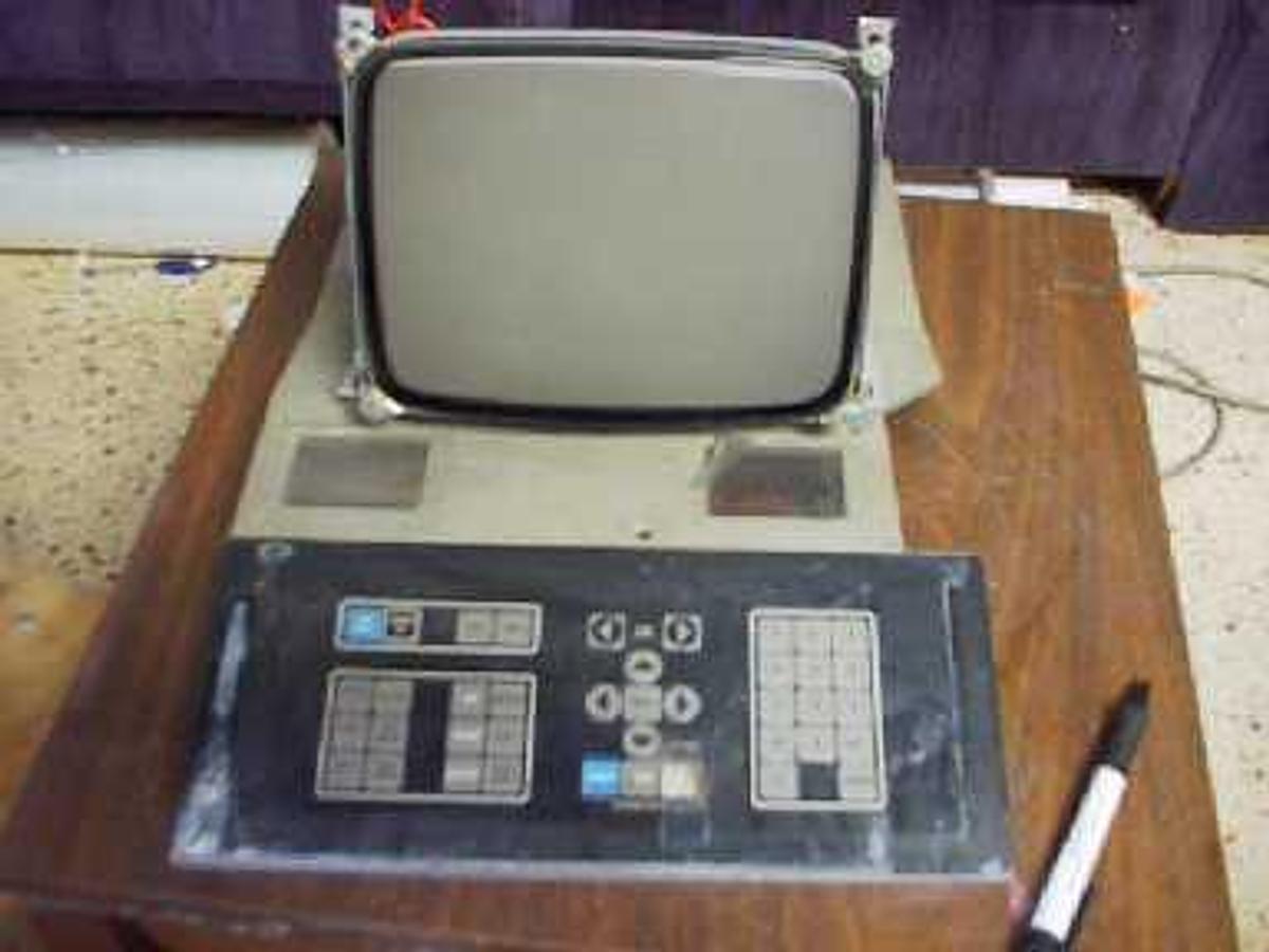 Used CRT AND KEYBOARD FOR A BECKMAN DU7 SPECTROPHOTOMETER UV