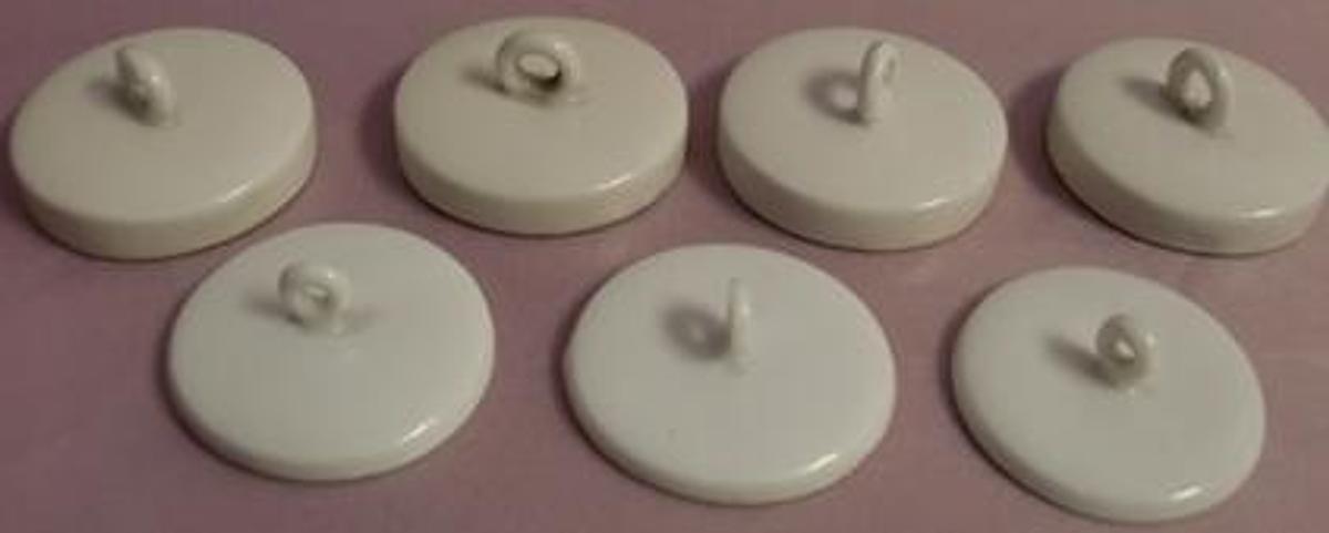 Used QTY. 7. COORS PORCELAIN CHEMISTRY LID WITH PAD EYE 1 3/8".