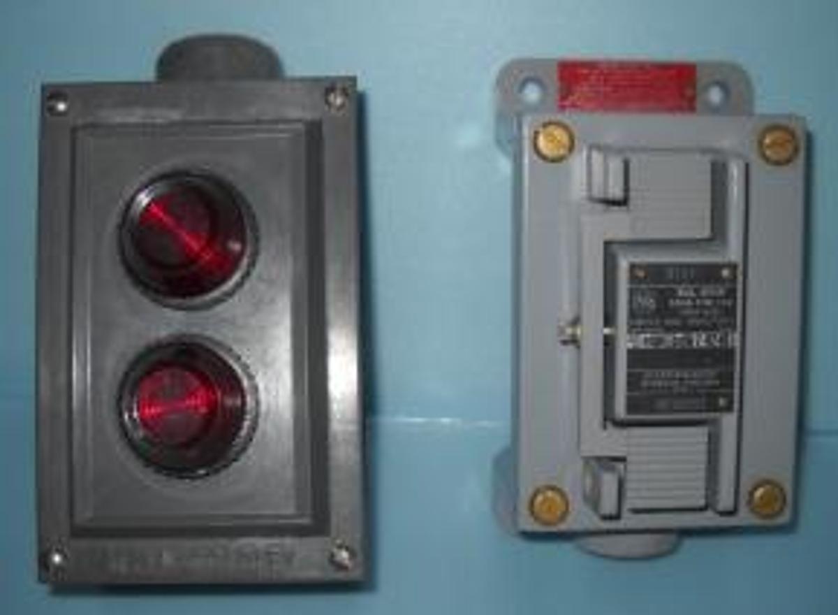 Used QTY. 1. ALLEN BRADLEY HAZ. LOC. PUSH BUTTON BUL-800H NEMA TYPE 7&9 NEMA A600 600 VAC MAX. HEAVY DUTY CAT. NO. 800H-2HW7-27401 SERIES START AND REVERSE SWITCH WITH ¾" CAT. NO. 1490-N9 CONDUIT HUB. (NEW). ).