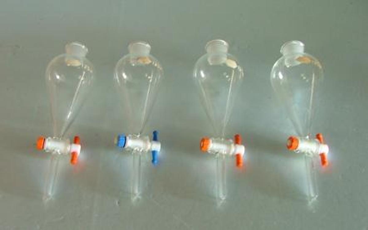 Used 125 ML PEAR SHAPED SEPARATORY FUNNEL.