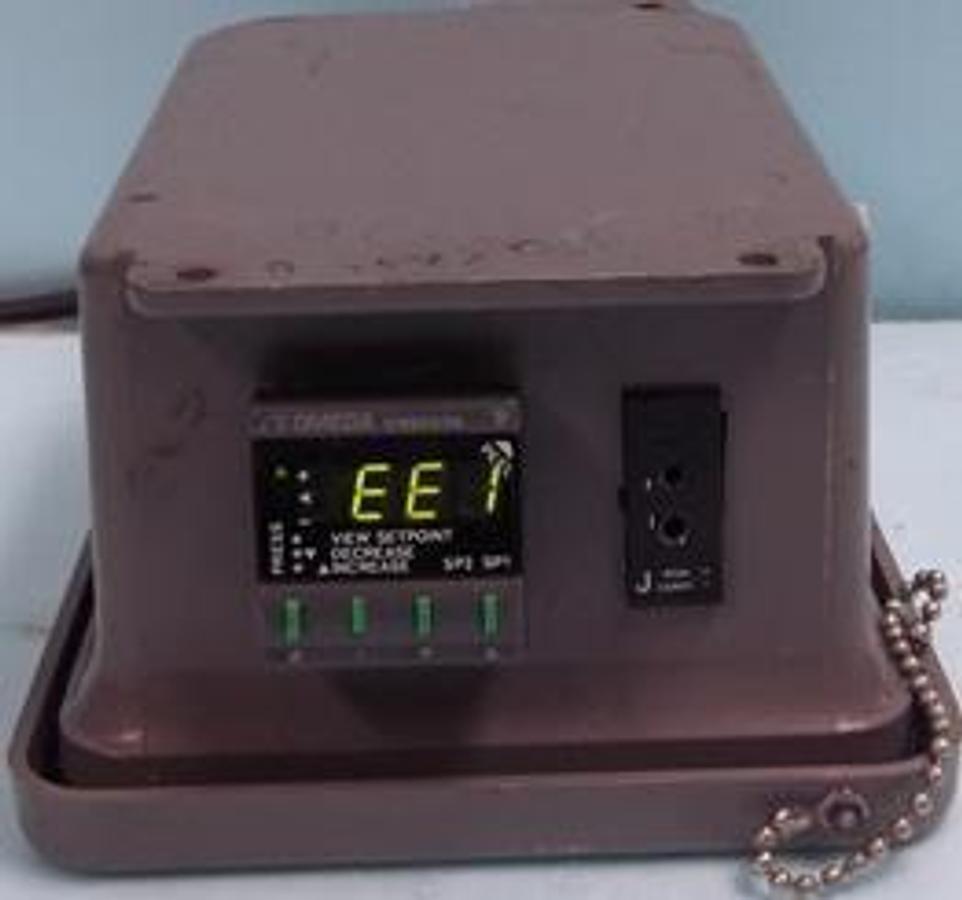 Used ROBROY INDUSTRIES BELDING DIVISION INDUSTRIAL CONTROL PANEL ENCLOSURE MODEL NO.: J806W TYPE NO.: 4X 048998 UL LISTED NO. AT- 234527 CSA LR69014 BPC 111 94 WITH OMEGA ENGINEERING INC. TEMP CONTROL CN900A