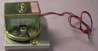 Used WATTS FLUID AIR INC. CAT. NO. 19 SERIES 1900 COMPACT LOW DIFFERENTIAL PRESSURE SWITCH SERIES 1900 COMPACT LOW DIFFERENTIAL PRESSURE SWITCH 100 PSIG