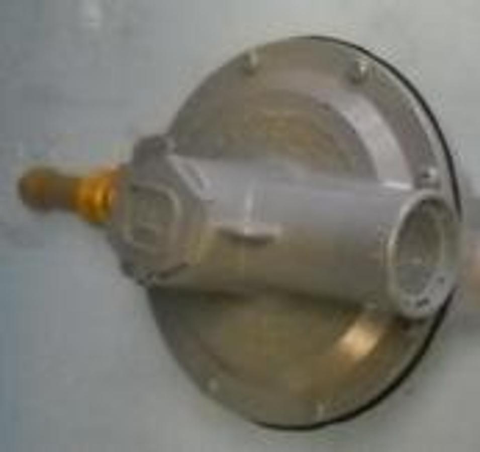Used QTY. 1. FISHER CONTROLS SPG-9.5-13IN 3/16 IN GAS REGULATOR PAT# 3