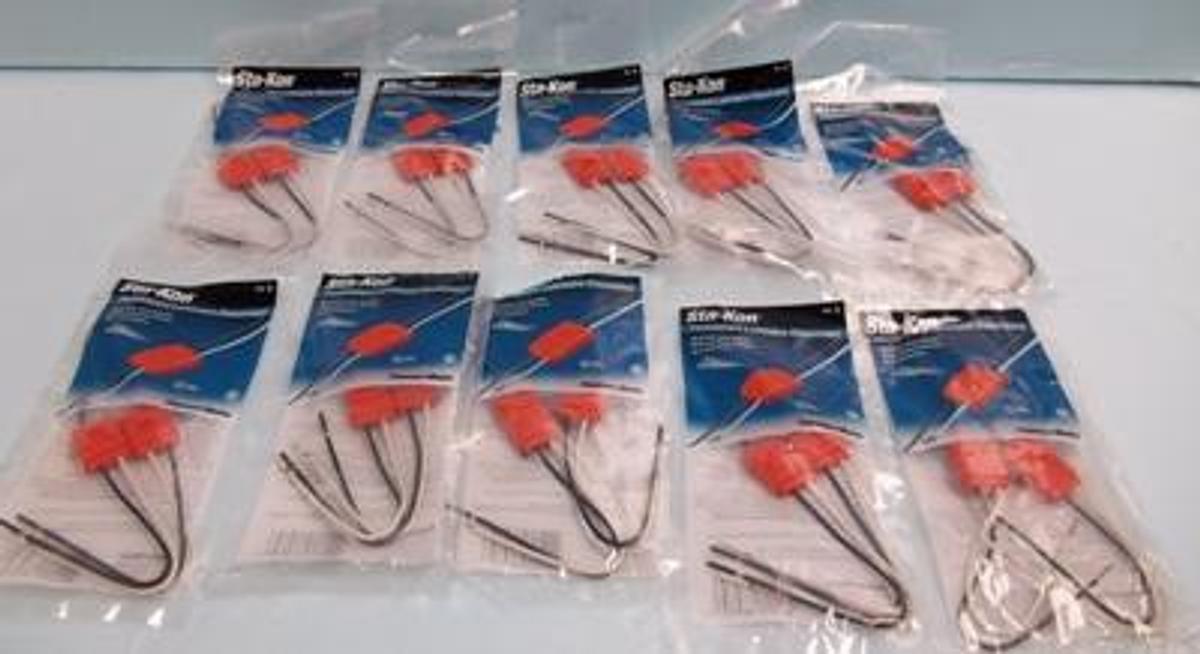 Used THOMAS & BETTS STA-CON FLUORESCENT LUMINAIRE DISCONNECT LD2 ELECTRICAL RATING: 4A