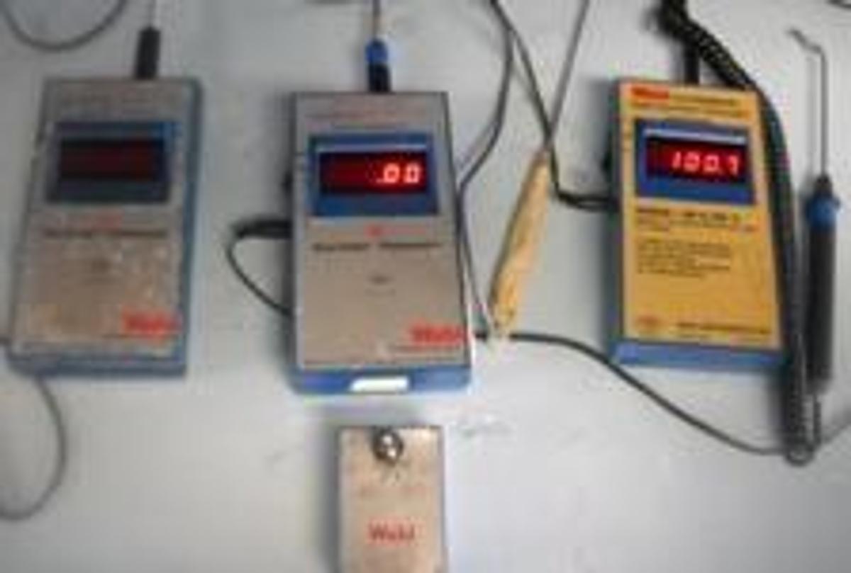 Used WAHL HEAT PROBER THERMOMETER MODEL#700M SERIAL# N307N367 1 WHAHL PLATINUM RTD DIGITAL HEAT PROBER THERMOMETER MODEL# 392M SN-N322 1 WAHL HEAT PROBER CALIBRATOR PLATINUM 385 P/N 10382