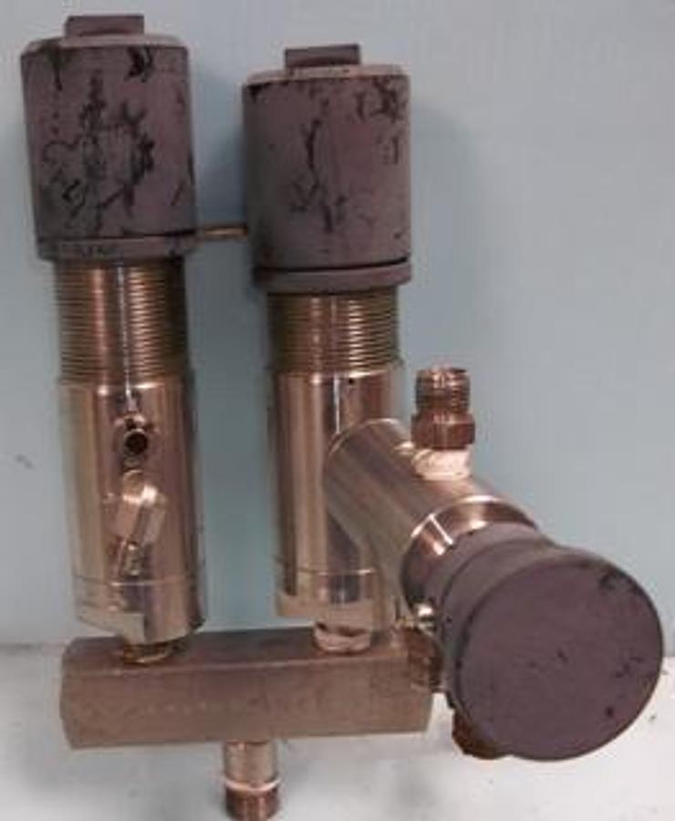 Used K-DYNE INC. MODEL R11 MANUAL RESET RELAY; WITH TWO K-DYNE INC. MODEL P40 PRESSURE SENSOR. THE P40 PRESSURE PILOTS FUNCTION AS A THREE WAY BLOCK AND BLEED VALVE