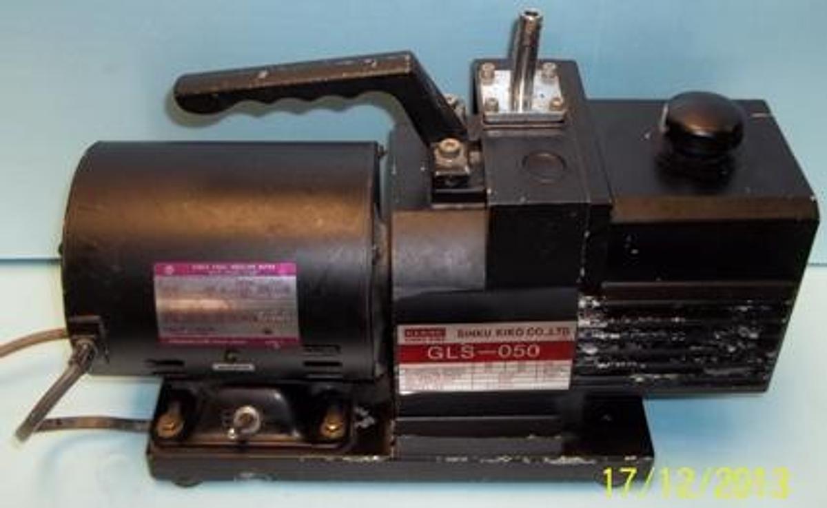 Used SINKU KIKO CO. ULVAC GLS-050 VACUUM PUMP MFG N: 0476956 TYPE: EFDU-KTPM VOLTAGE: 220/230 50/60HZ 50/60 2.4/2.1 2.5/2.1A RPMS: 145D/1750 1450/1750 200W OUTPUT SINGLE PHASE INDUCTION MOTOR SPLIT PHASE START PUMP SN: 01909.
