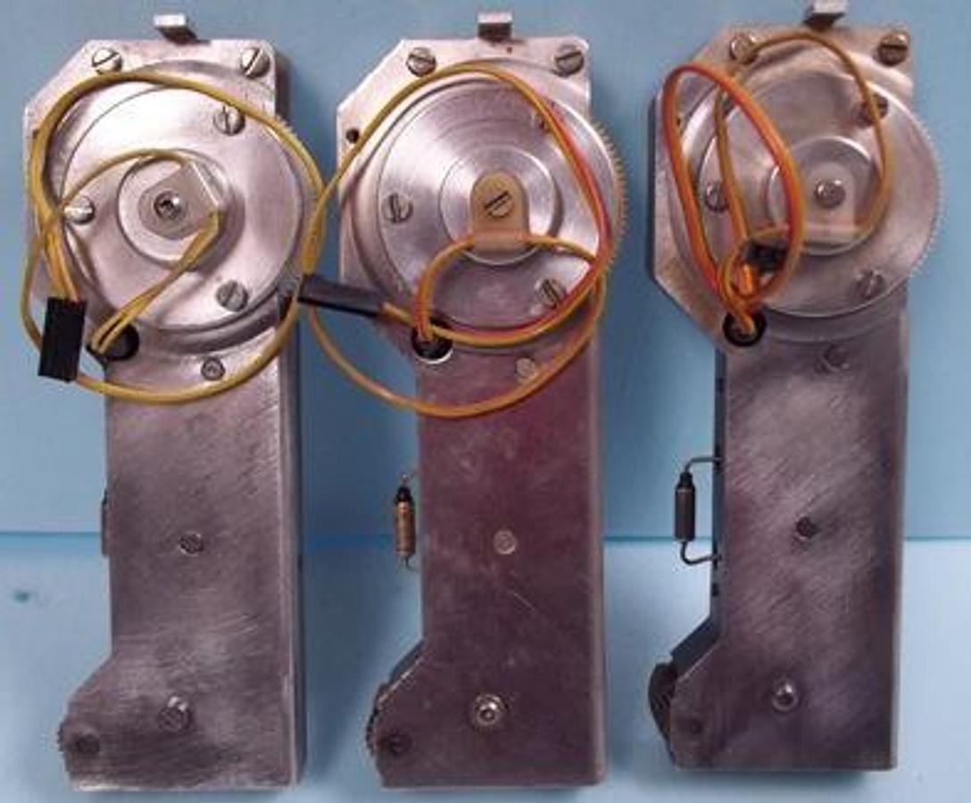 Used ISL BY PAC FP93 5G2 FLASH POINT TESTER PART: FP93 STIRRER SERVO MOTOR GEARS AND Y20603 HOUSING.