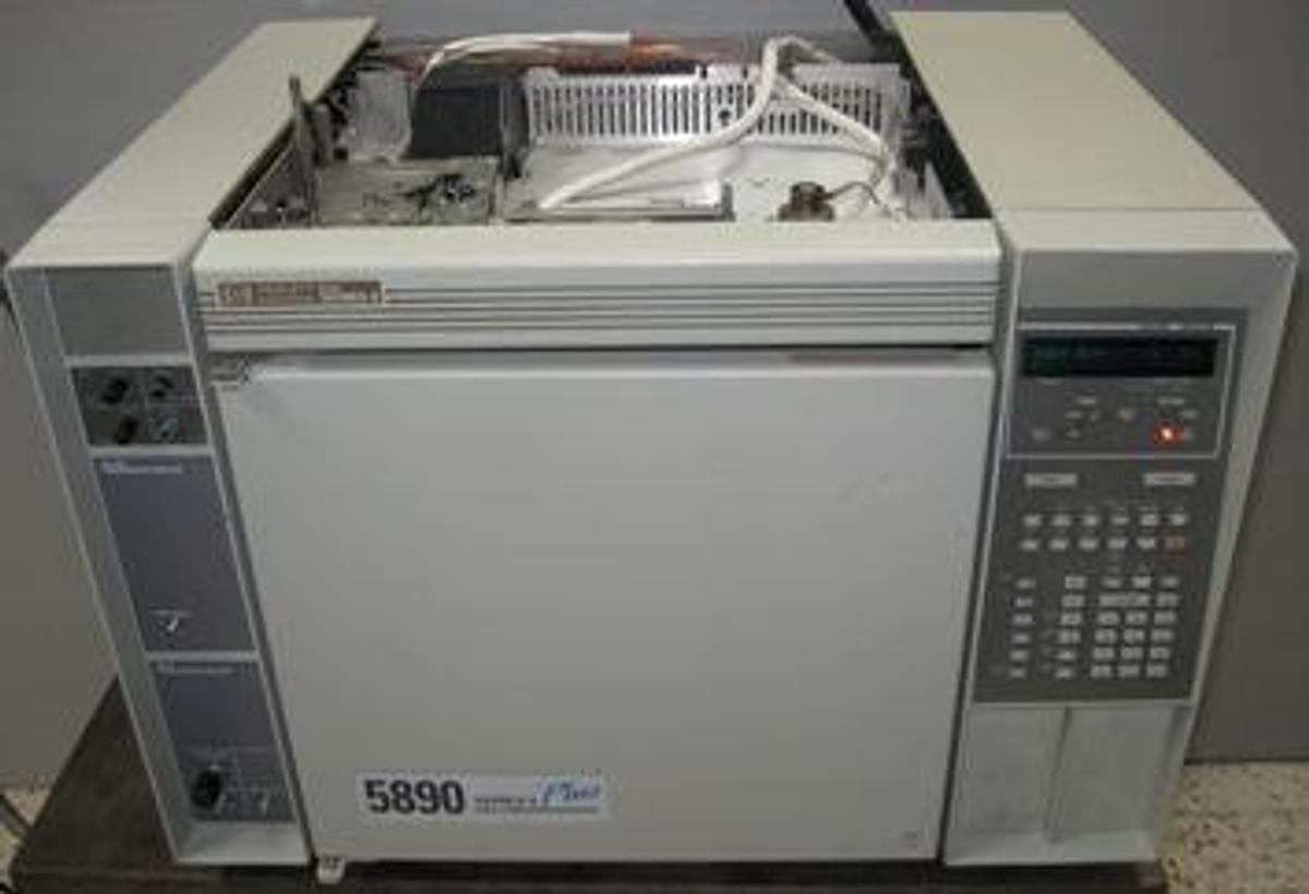 Used HEWLETT PACKARD 5890 SERIES II PLUS GAS CHROMATOGRAPH