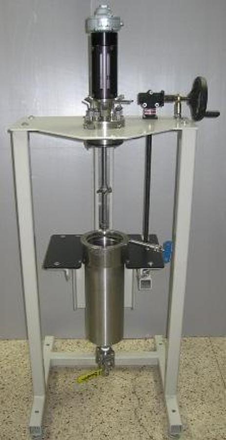 Used AUTOCLAVE ENGINEERS PARKER 4 LITER 2200 PSI @ 450 DEG F ZIPPER CLAVE HIGH PRESSURE REACTOR ON JACK STAND WITH GAST MFG CORP AIR STIRRER MOTOR