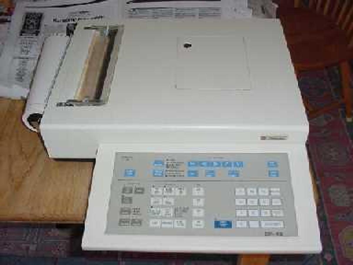 Used SHIMADZU CS-9000 DUAL WAVELENGTH SPECTROGRAPHIC IMGGING SYSTEM THE KEYBOARD IS MARKED DR-13